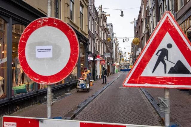 ↑阿姆斯特丹运河区的街道因修复而关闭。