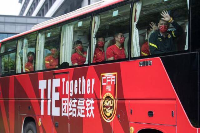  2021年6月3日，江苏苏州，中国国家男子足球队出征阿联酋。 IC图