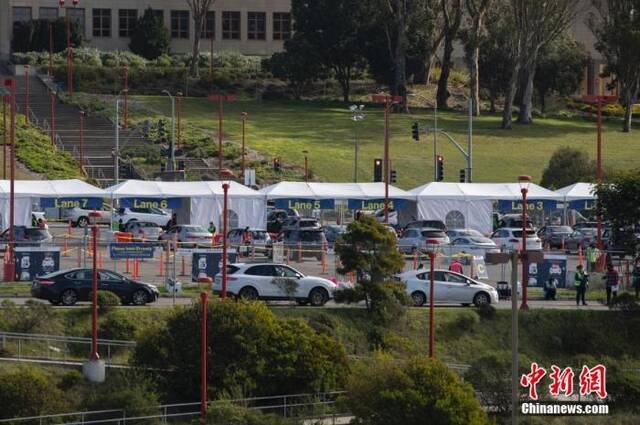 资料图：当地时间1月31日，美国旧金山民众在位于旧金山城市学院的大规模新冠疫苗接种点接种疫苗。中新社记者刘关关摄