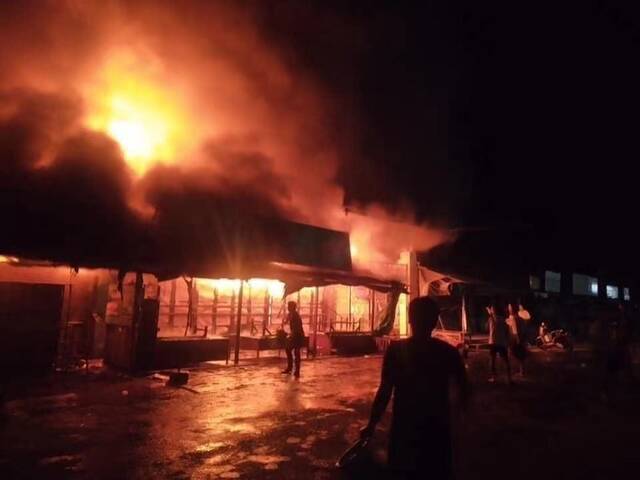 缅甸掸邦瑙丘镇综合市场发生火灾