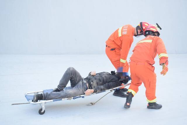 北京一男子禁渔区野钓 跌入十三陵水库泄水口深沟