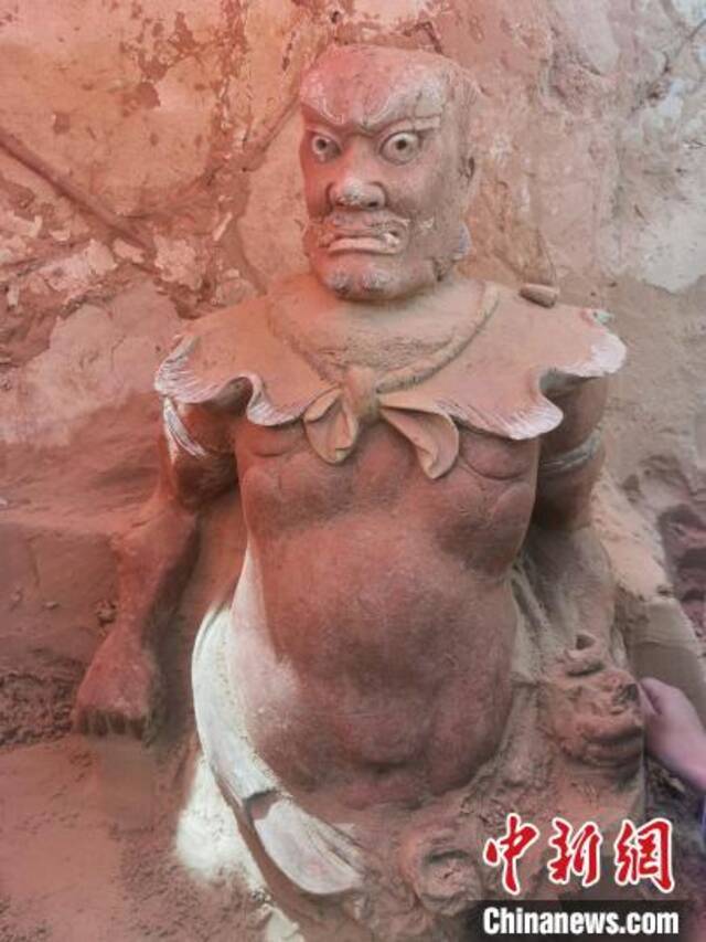 出土泥塑造像。陕西省考古研究院供图