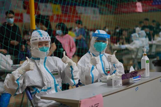 2021年5月30日，广州，在中山大学参加全员核酸检测的医护人员。人民视觉图