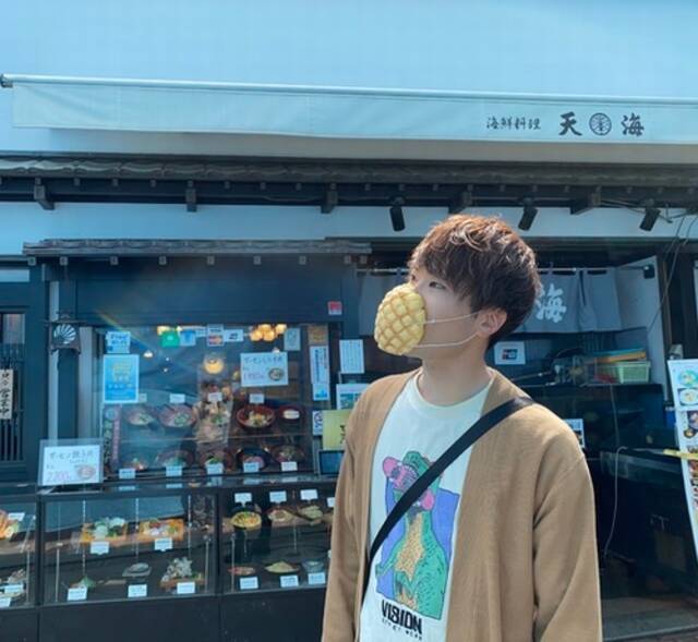 日本企业推出的菠萝包口罩（Twitter）