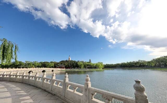  2021年6月3日，北京碧水蓝天下的北海白塔清晨美景。资料图