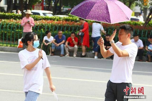 6月8日上午，家长将考生送抵江西省南昌市第十九中学考点后挥手暂别。中新社记者刘占昆摄