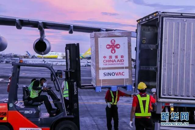 2月28日，工作人员在菲律宾马尼拉转运中国援助的新冠疫苗。新华社发（乌马利摄）