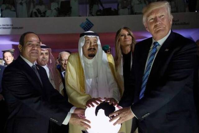 （图说：2017年5月，特朗普在沙特首都利雅得与埃及总统塞西、沙特国王萨勒曼、美国第一夫人梅拉尼娅（从左至右）共同参加“打击极端主义全球中心”开幕仪式。图/SPA/EPA）