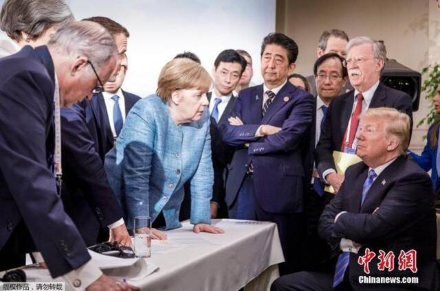 资料图：2018年6月9日，德国总理默克尔团队在推特上发布了一张在加拿大七国集团峰会第二天拍摄的照片。由于本届峰会上，美国前总统特朗普一个人把G7其他六国领袖都给“得罪”了，这张照片也被国外网友奉为本届G7峰会的“全场最佳”。