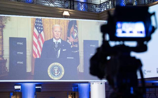 这是2月19日在德国慕尼黑拍摄的美国总统拜登出席慕尼黑安全会议线上特别会议的画面。新华社发（慕尼黑安全会议供图）