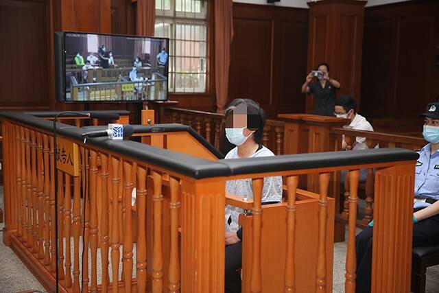 上海老太留丈夫孤独死在医院冒领养老金27万，如今一审开庭