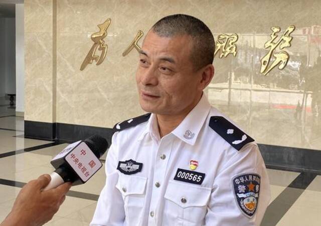 福建省公安厅刑侦总队副总队长郭志良接受采访介绍案情。