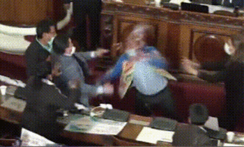 玻利维亚议员在议会现场斗殴