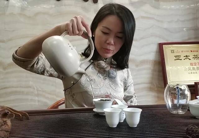 因茶叶与东莞结缘，这位潮汕美女还是国家高级评茶师！