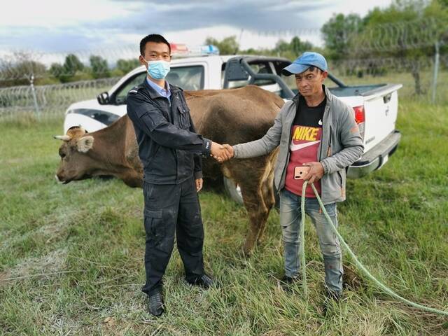 夏特边境派出所帮牧民救助受困牛获赠锦旗