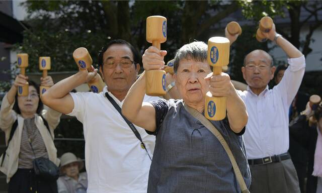 日本东京，老年人用木制哑铃庆祝“尊老日”。（资料图）