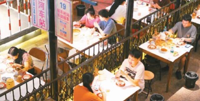 人民日报海外版：你打卡过“网红餐厅”吗？（网上中国）