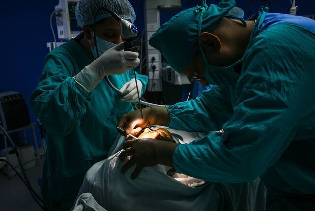 印度毛霉菌病患者在医院接受治疗。