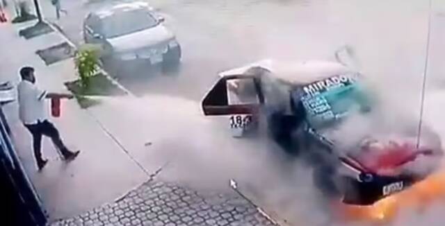 墨西哥出租车街头突然起火：司机正检查引擎，险被大火吞没