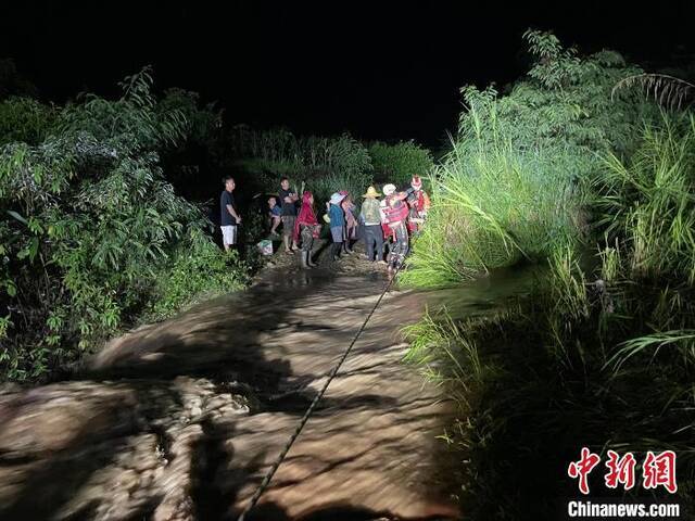 图为元江消防营救被困人员。元江消防提供