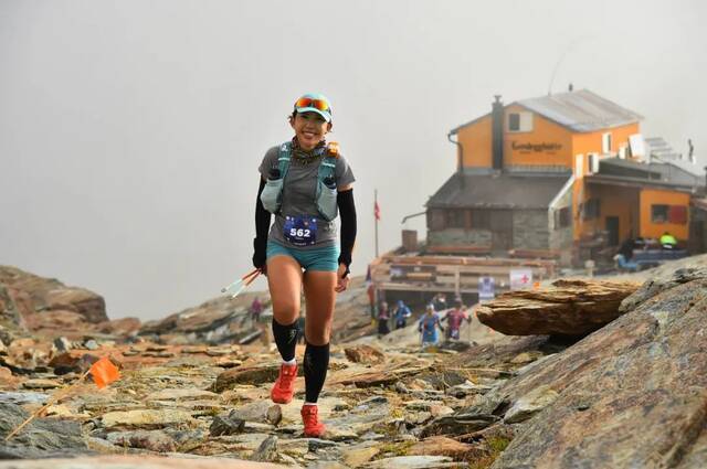 越野跑资深选手珊瑚（曲丽杰），她从登山进入越野跑领域，已有20多年的户外运动经验。