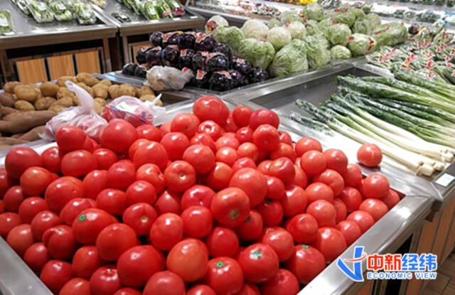 资料图：超市货架上的蔬菜。中新经纬张义华摄