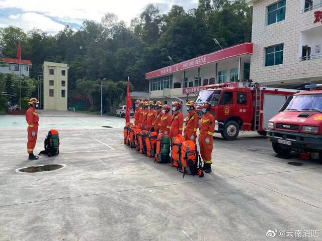 德宏州消防救援支队调集盈江前置备勤3车27人赶赴震中