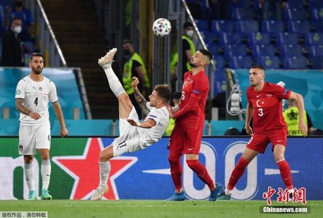 北京时间6月12日凌晨，意大利罗马，欧洲足球锦标赛揭幕战开赛，意大利3比0战胜土耳其，取得开门红。图为两队队员在比赛中。