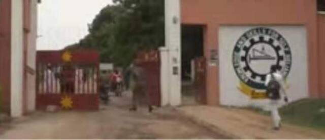 △尼日利亚军警冲进努胡·巴马里理工学院校门（图片来源：尼日利亚频道电视台）