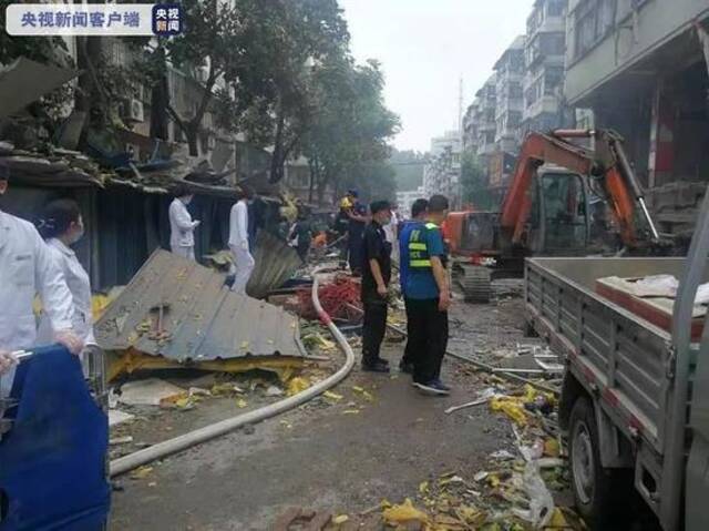 整个菜市场被掀翻！湖北十堰爆炸事故已致11人死亡，37人重伤