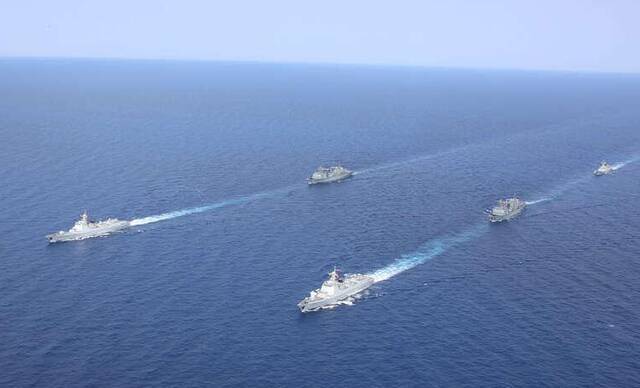 海军第37、38批护航编队在亚丁湾分航