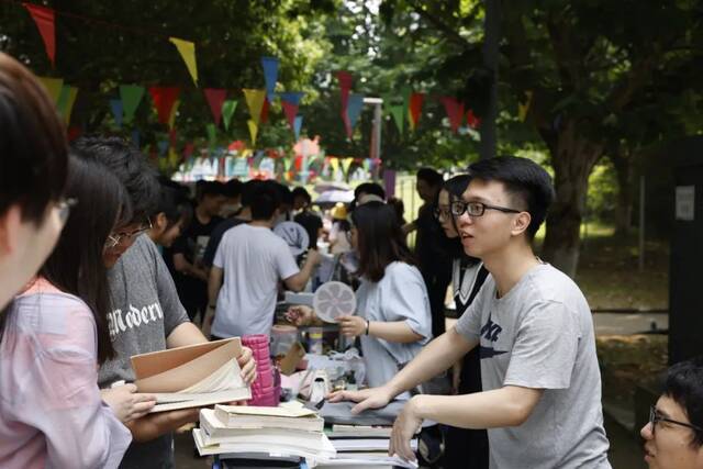 生活不止诗和远方，还有宿舍这个老地方。