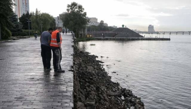 △受雨水影响乌克兰第聂伯河堤坝受损（图片来自乌通社）