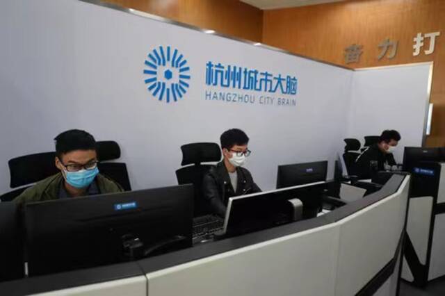 这是2020年4月13日拍摄的工作人员在杭州城市大脑运营指挥中心办公。新华社记者黄宗治摄