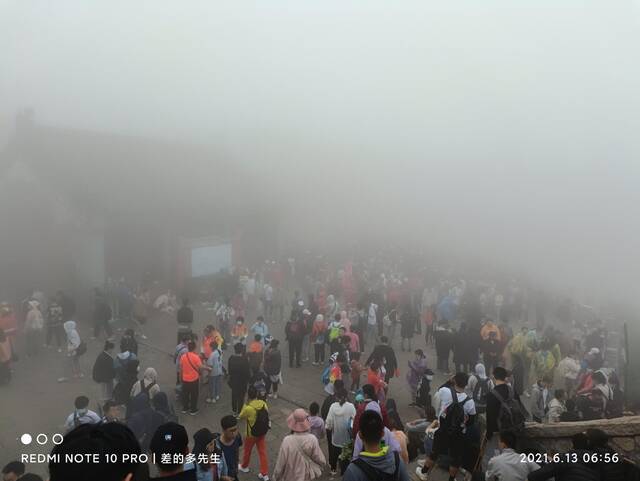 泰山游客滞留大喊“开门”，景区：索道维修，运力有限造成拥挤