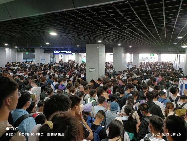 泰山游客滞留大喊“开门”，景区：索道维修，运力有限造成拥挤