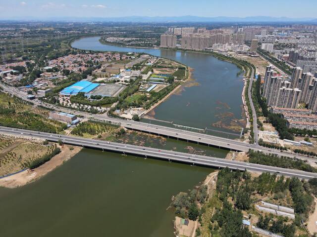 5月29日，补水水头过白庙橡胶坝与下游有水河道汇合，潮白河北京段158公里全线通水。新京报记者王贵彬摄