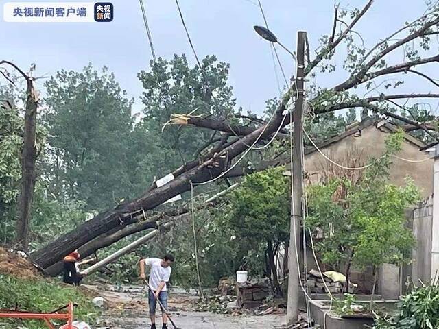 江苏徐州铜山区两镇遭遇大雨、龙卷风袭击 已致12人受伤