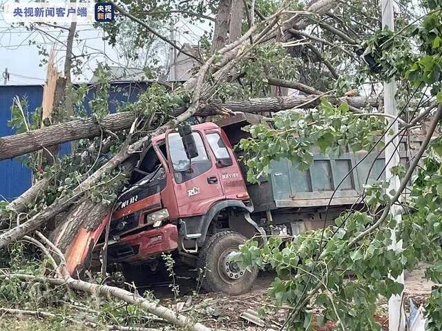 江苏徐州铜山区两镇遭遇大雨、龙卷风袭击 已致12人受伤