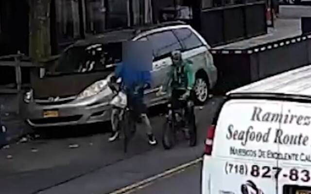 一名骑自行车的蒙面男子逼近外卖员（视频截图）