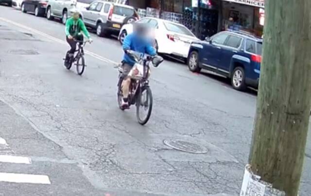 一名骑自行车的蒙面男子逼近外卖员