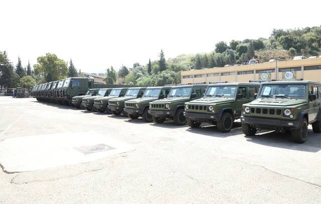 中国向黎巴嫩捐赠的BJ80和豪沃6轮轻型卡车图源：黎巴嫩国防部