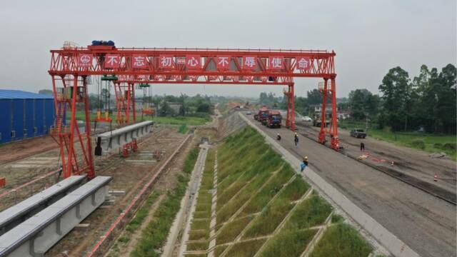 成昆铁路复线建设 峨眉至冕宁段首片T梁成功架设