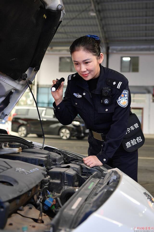 陈子丽在验车。（南宁市纪委监委供图）