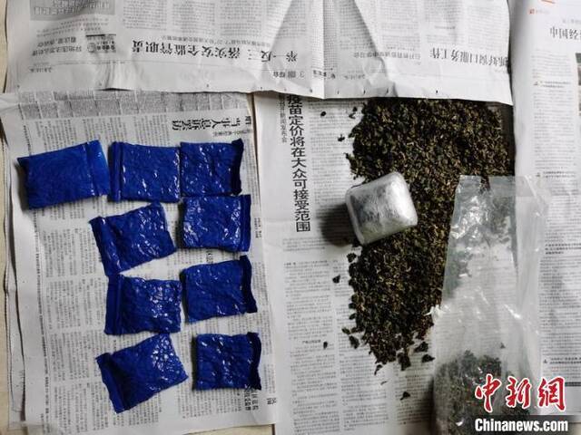 图为用于藏匿毒品的茶叶。普洱边境管理支队供图