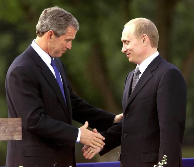 ▲资料图片：2001年6月16日，普京（右）和时任美国总统布什在斯洛文尼亚首都卢布尔雅那市郊的布尔多城堡举行会晤。新华社／法新