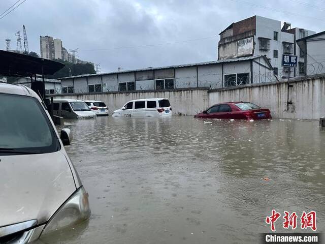 资料图：6月10日，暴雨致贵州贵阳一路段处积水，车辆被淹。郑宇摄