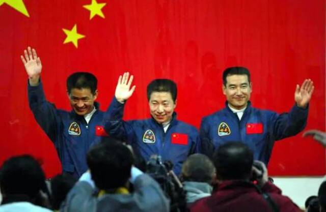  2003年10月14日，担负中国首次载人航天飞行任务的航天员梯队，出征前在酒泉卫星发射中心与前来采访的新闻记者见面。照片自左至右分别为：聂海胜、杨利伟、翟志刚。新华社