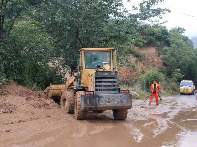 天水公路局高养中心积极应对降雨天气保畅通