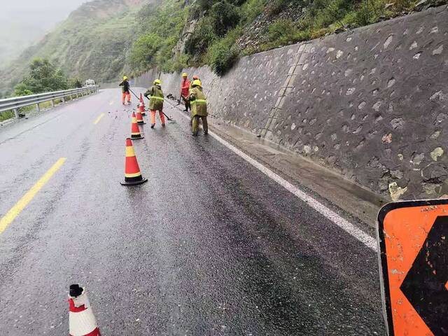 天水公路局高养中心积极应对降雨天气保畅通